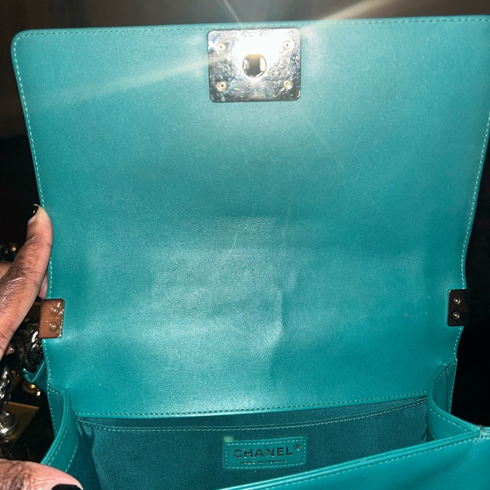 🔥Rare Green Lambskin MEDIUM  Boy  Bag Chanel🔥🗣️28 Series..Produced in 2019🔥 - Picture 6 of 10